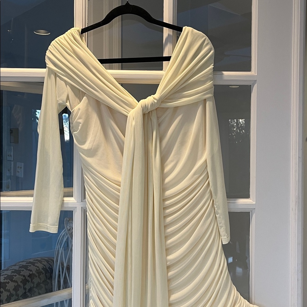 Peppermayo Exclusive Ginny Maxi Dress features an off-shoulder Sz 14 NWT - Picture 6 of 8